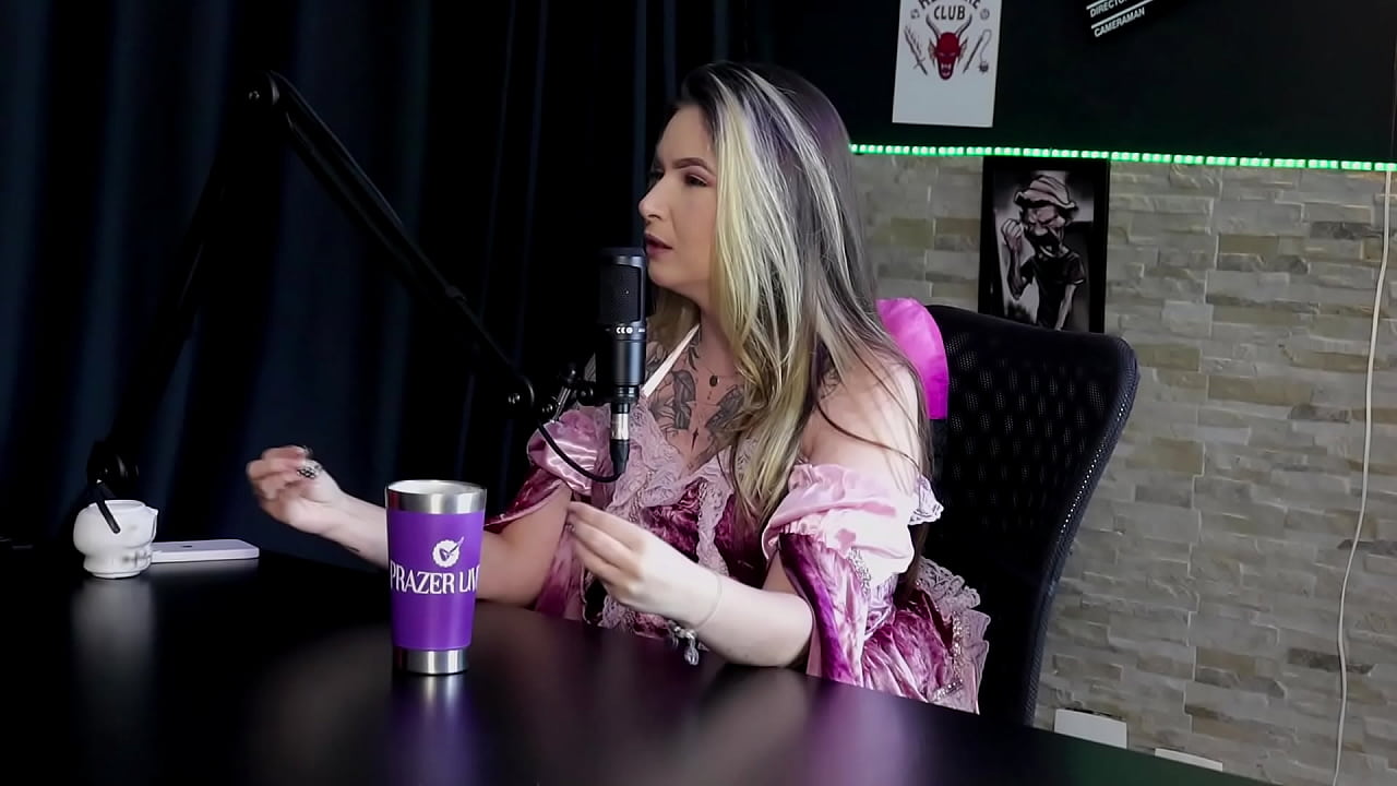 A primeira vez que deu o cu foi de frente e gosta de sua gozada, &eacute; viciada em menage, e bateu siririca no Uber - Raphaela Savanah (SHEER/RED) Halloween