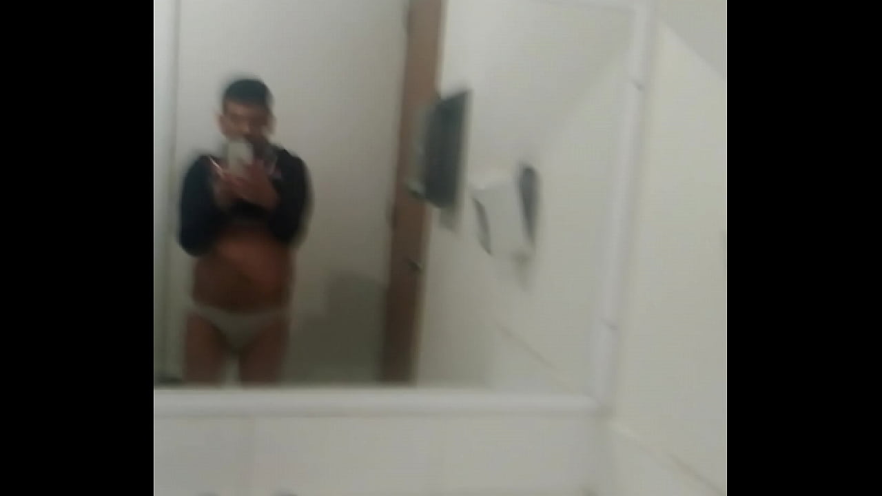 Estoy sexy bikini en el ba&ntilde;o de mi trabajo