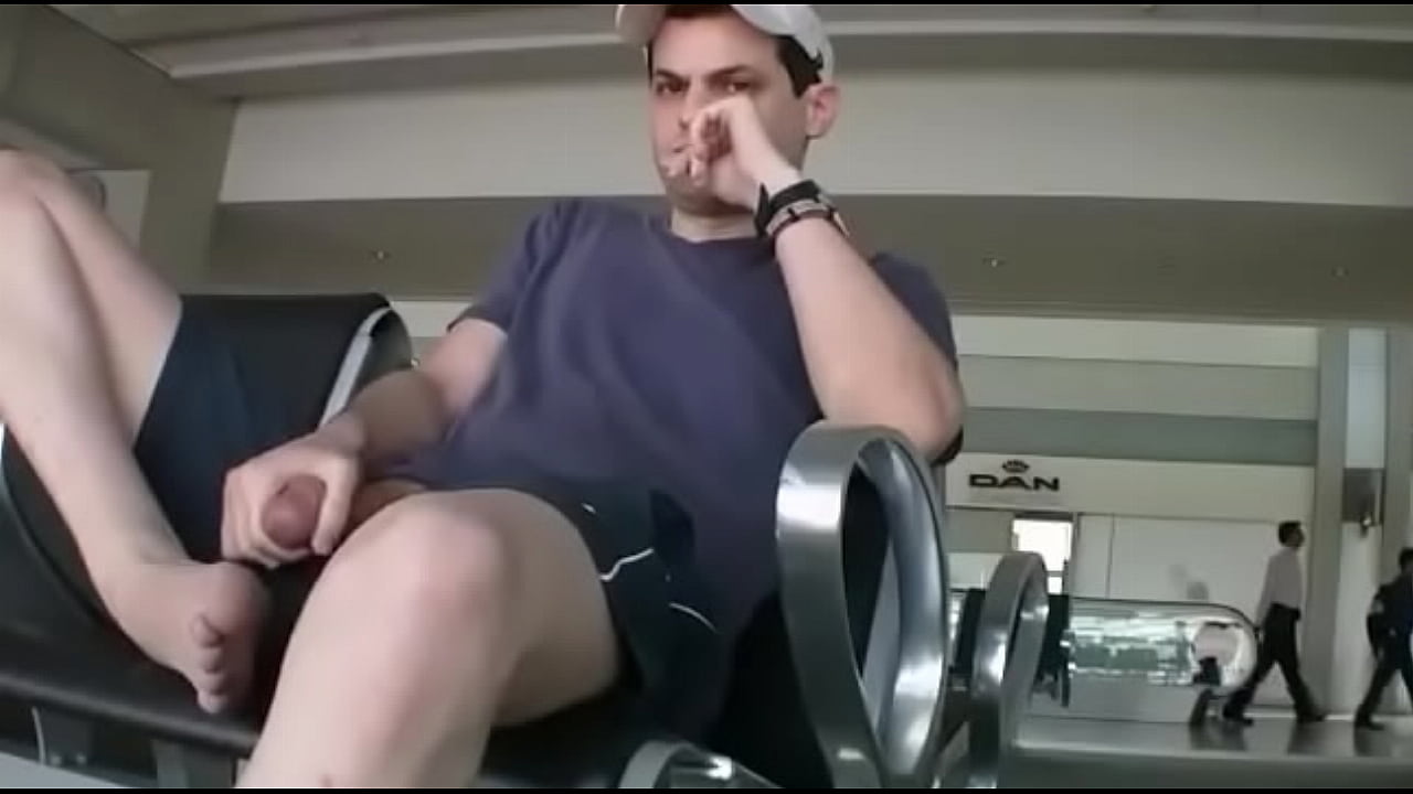 Sexy Macho se masturba en aeropuerto en p&uacute;blico