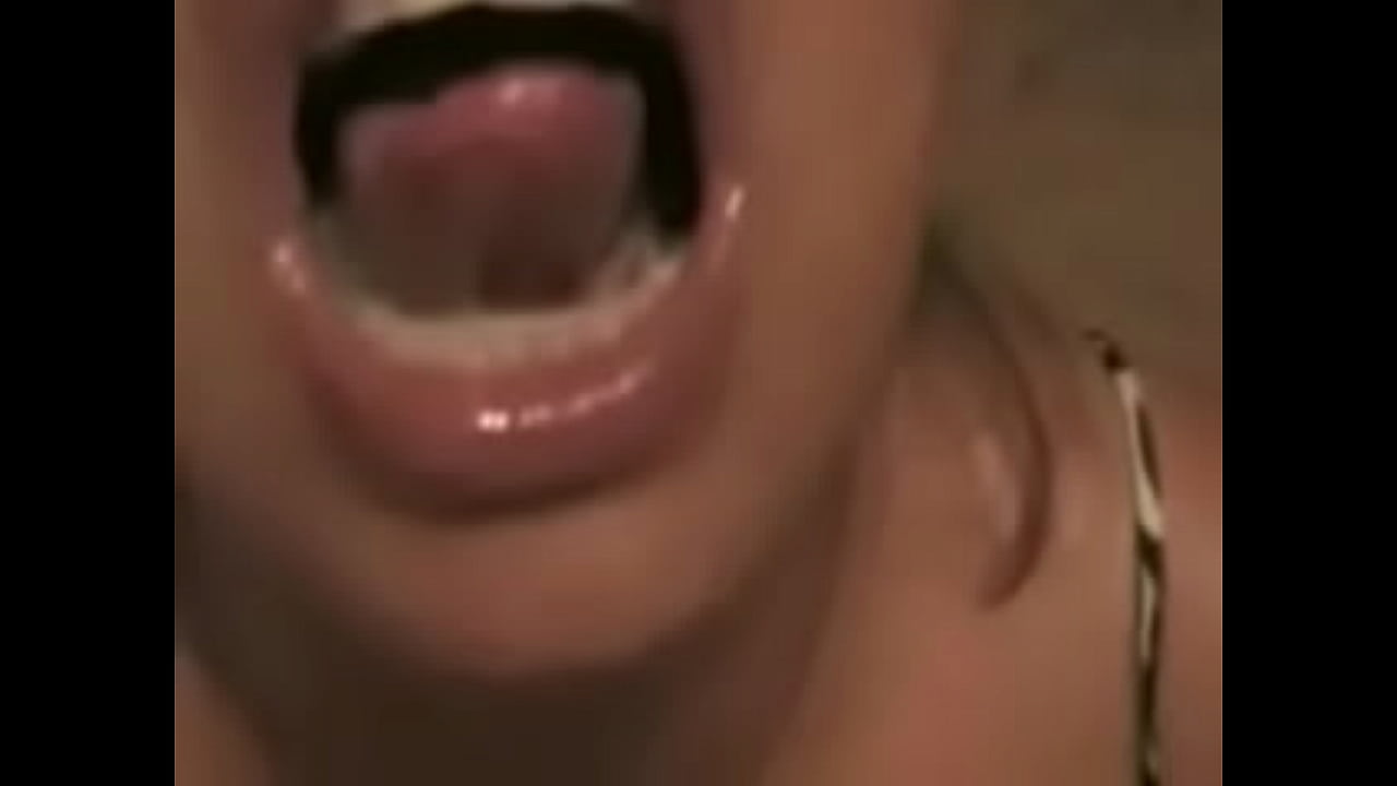 Lovely Slut  Gives Blow job On The Floor