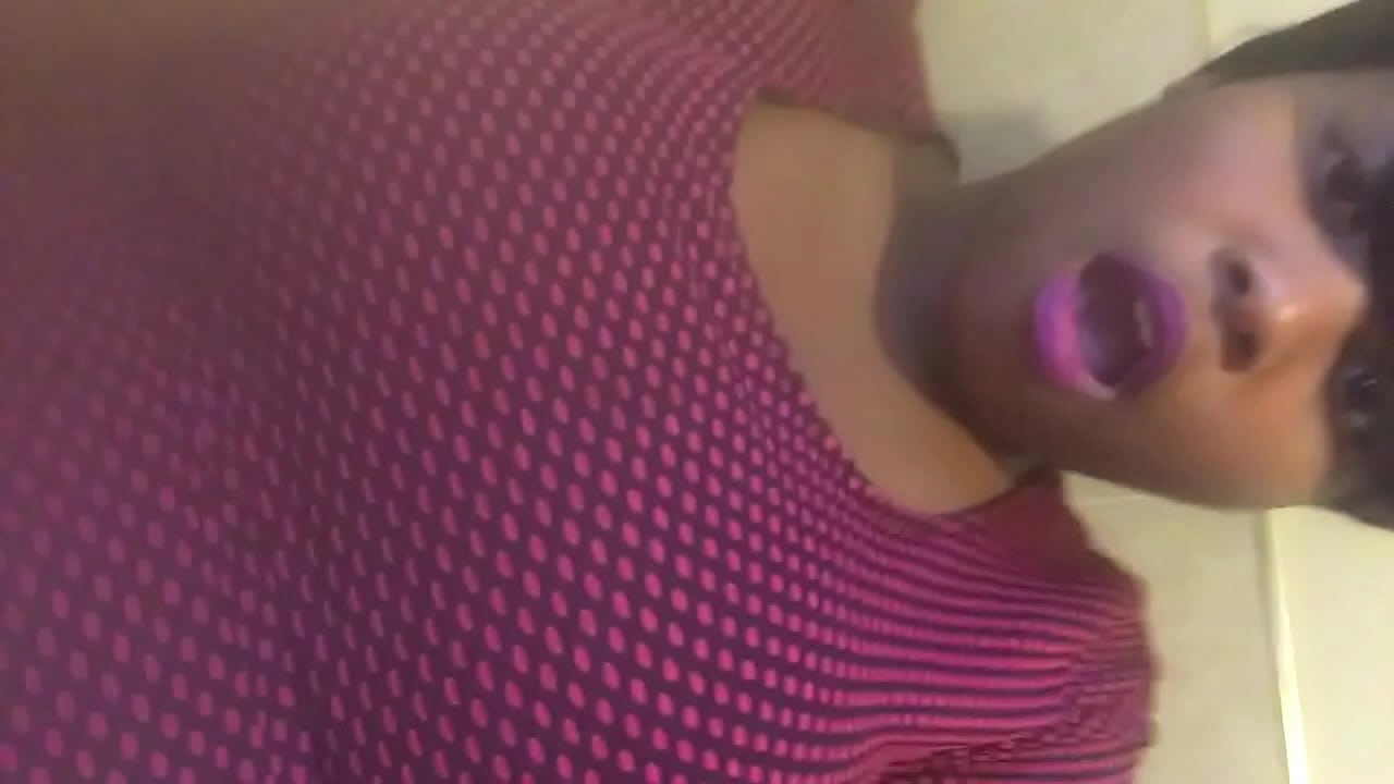 BBW masturbates in Bathroom