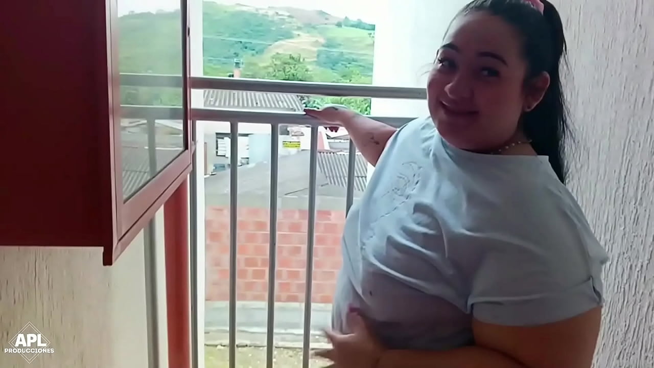 La puta de mi vecina siempre sale a la puerta mostrando su enorme culo, pero esta vez me lo pude follar hasta llenarselo de creampie - Parte 1