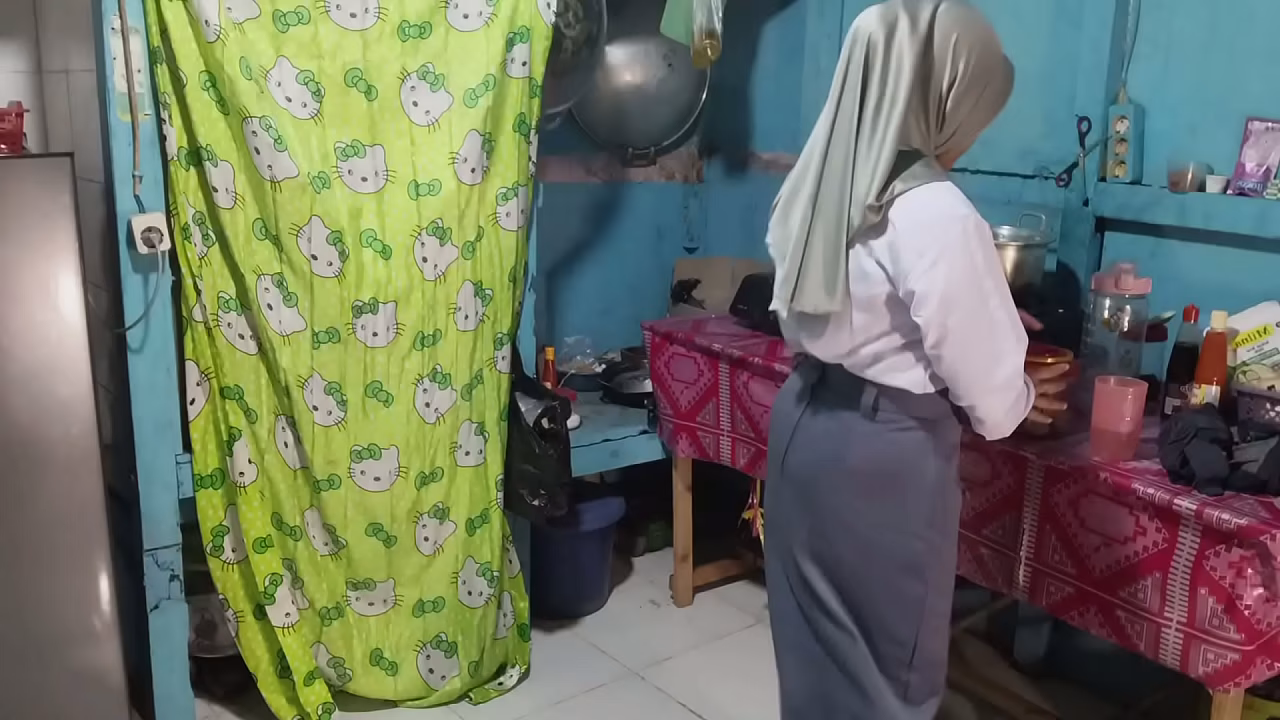Ngentot adik ipar di dapur, ketika mau berangkat sekolah