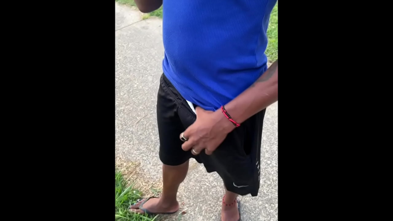 Novinho procurando macho no mato, achou negao dotado e levou pra casa para