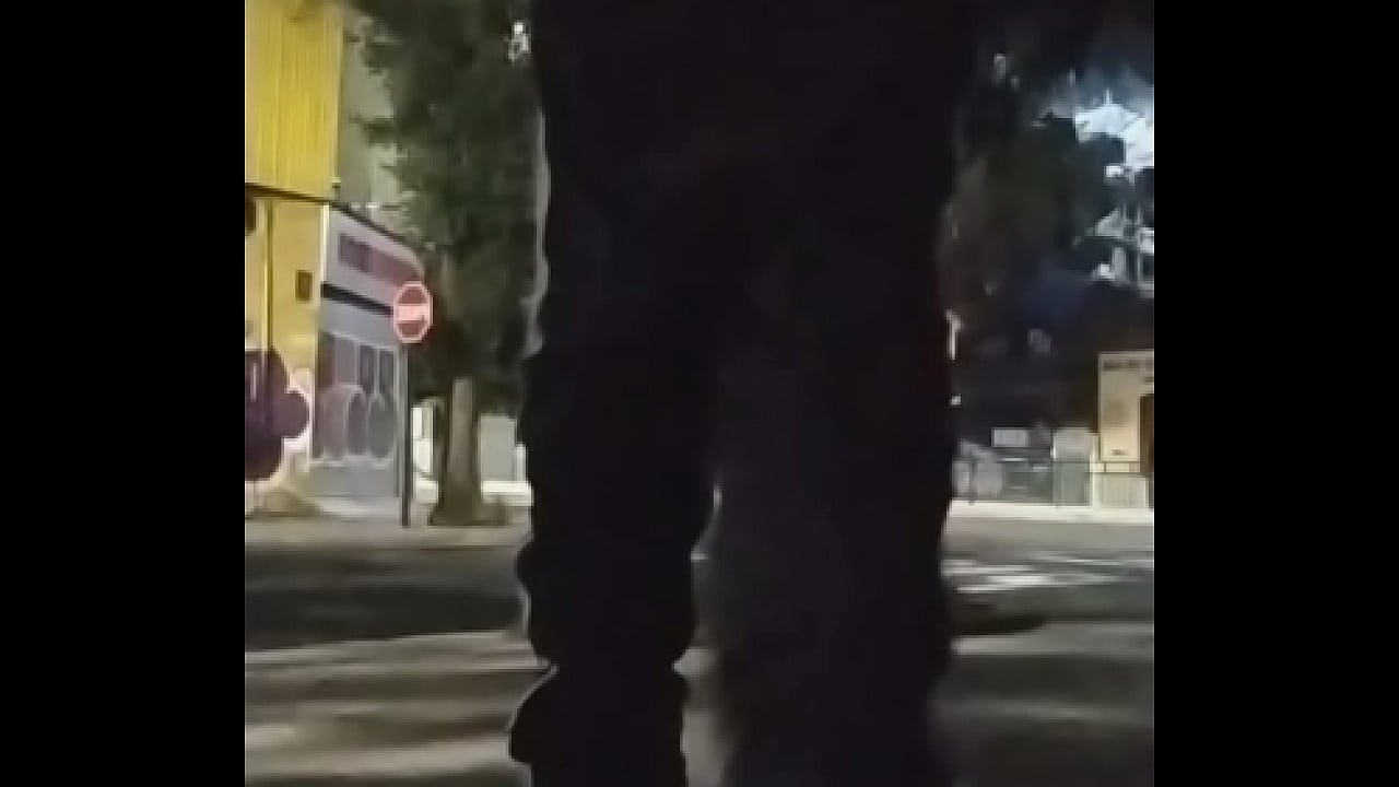 Femboy exhibiendo hilo en la calle