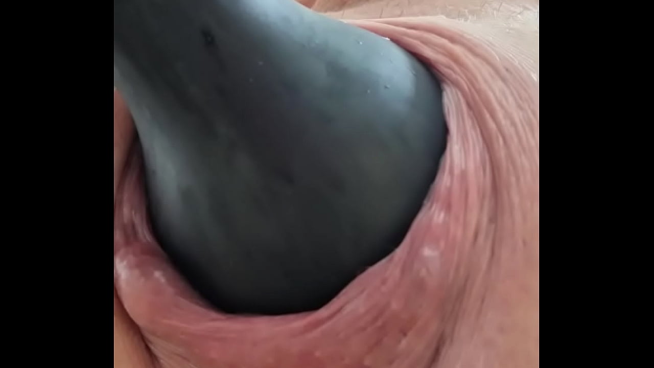 Buttplug extraction and slowly pulsating hole