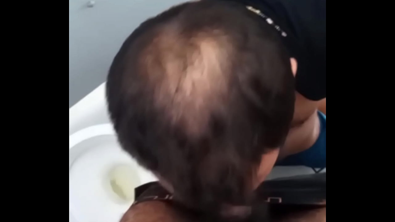 Boquetero chupou pica peluda no banheir&atilde;o de SP