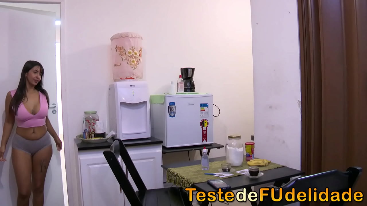Fudendo a meia irma peituda que gosta de apenas de short bem curtinho para provocar seu meio irm&atilde;o, cena completa no Site Teste de Fudelidade