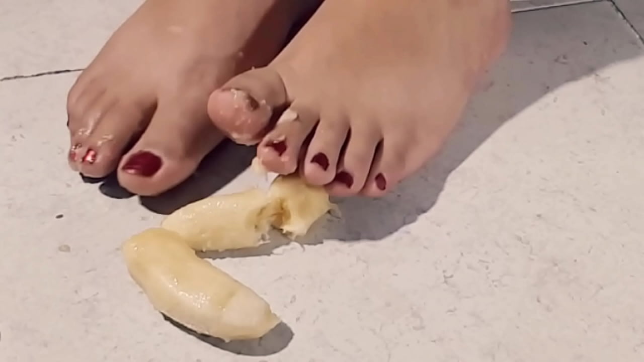 Perra trans aplasta platano con los pies y se masturba