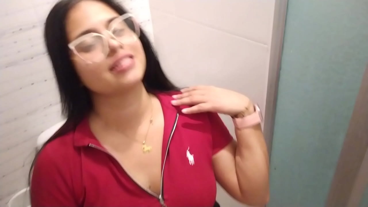 es una puta no para de chuparme la polla