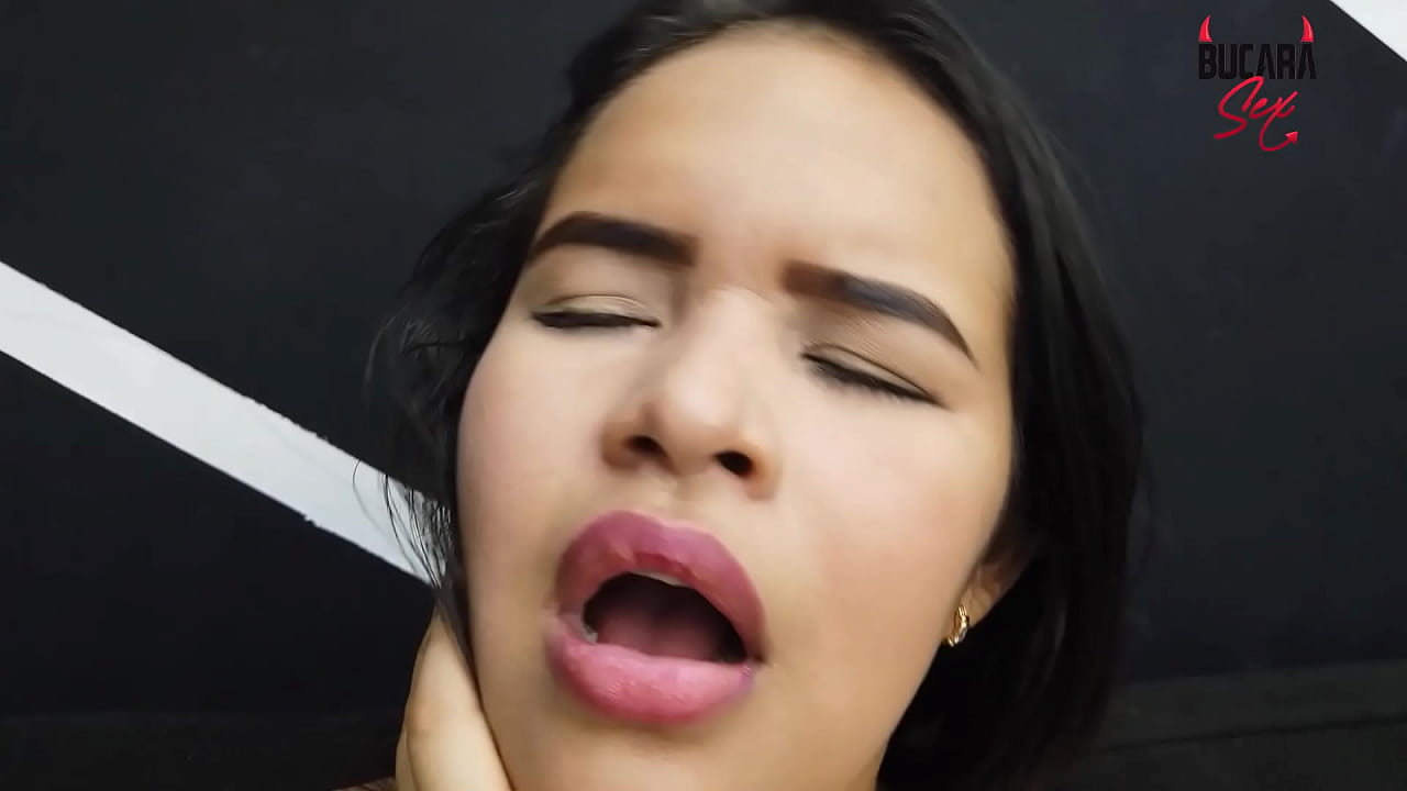 Es una puta muy cachonda,le encanta chupar polla