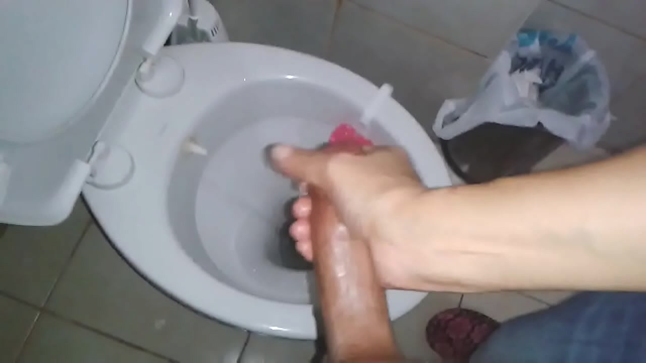Busty Big Ass Turk Memnune Demir&ouml;z - Quickie Handjob in public toilet