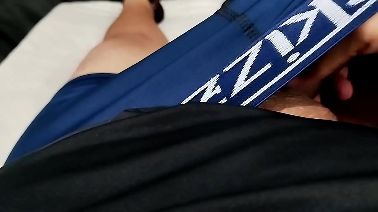 Fiquei muito excitado ao sonhar com a minha vizinha safada com aquela bucetinha apertadinha que bati uma punheta at&eacute; gozar no meu pau pequeno com fimose