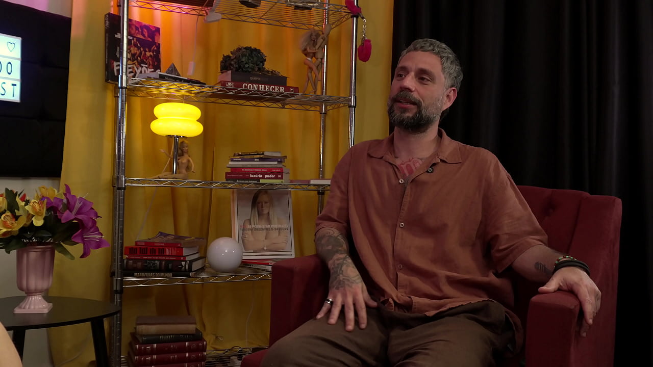 Ninfeta refela que adora levar uns tapas na cara