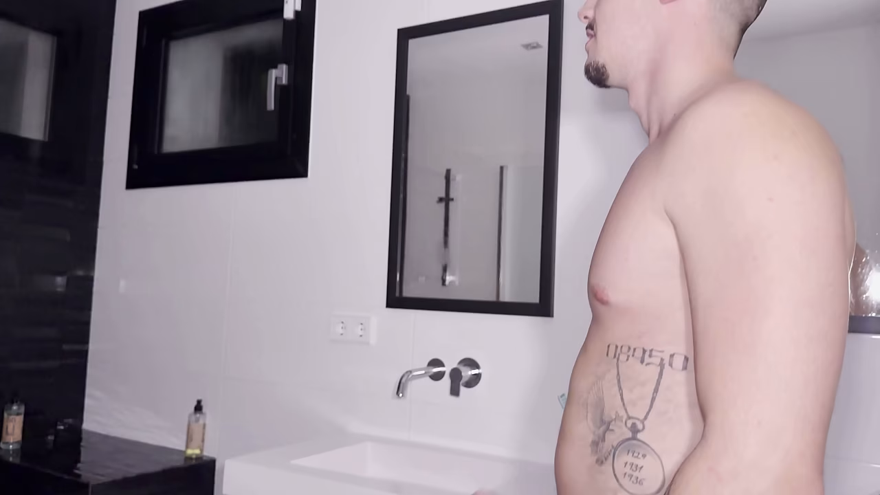 Mi hermanastro me consigue d&aacute;ndome una ducha