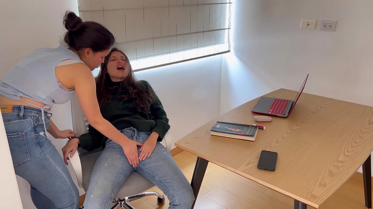 I fulfill my fetish of having lesbian sex with jeans.