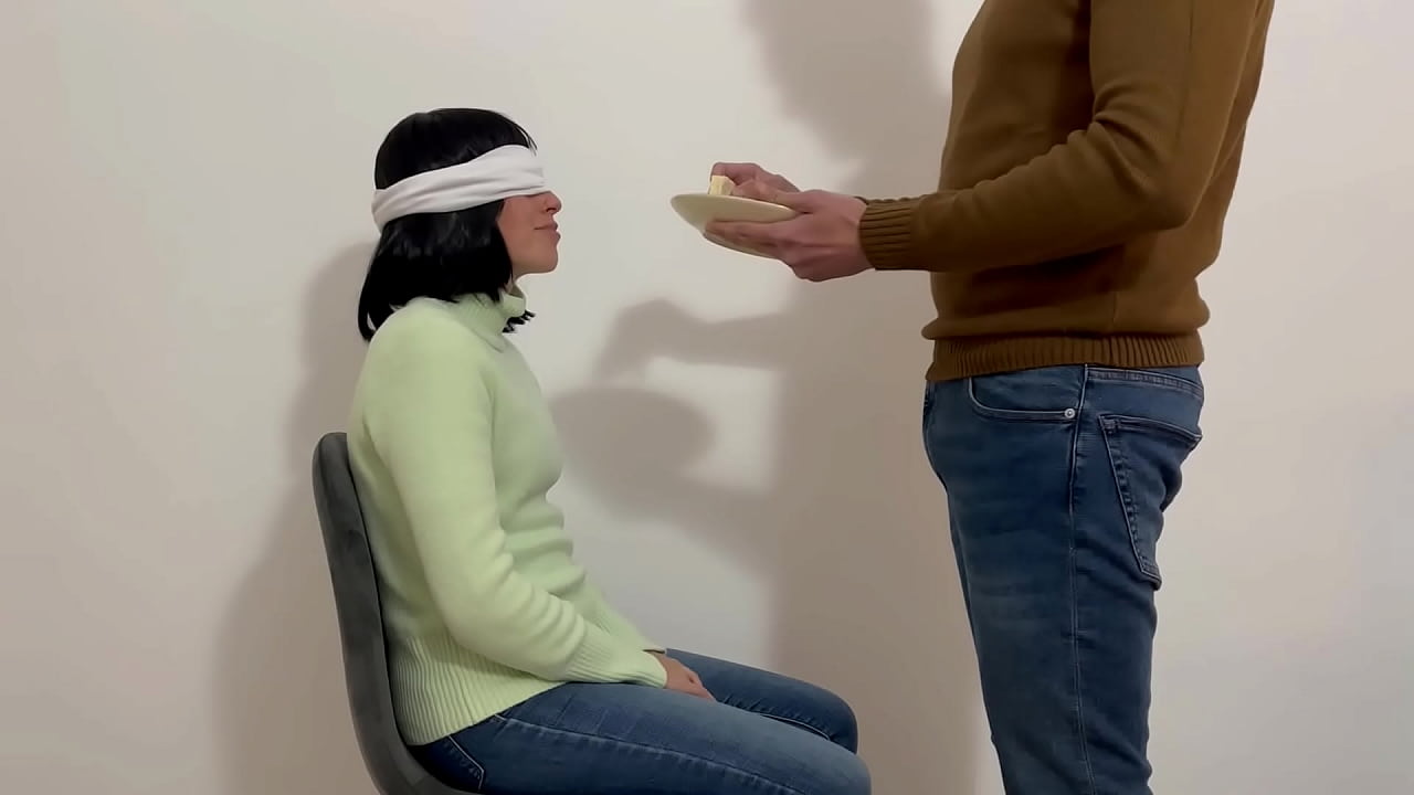 I call my new neighbor to play the game of unknown flavors, I put some food in her until I put my cock in her, she liked the taste because I can't stop sucking the slutty bitch