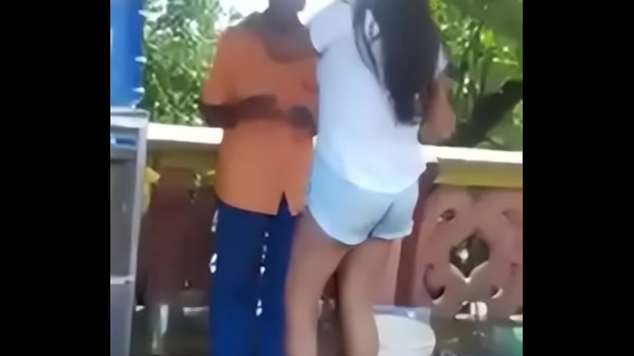 Mulher ati&ccedil;ando velho no centro