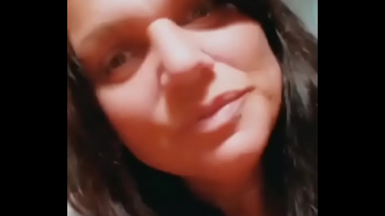 Bbw plays fingers her pussy