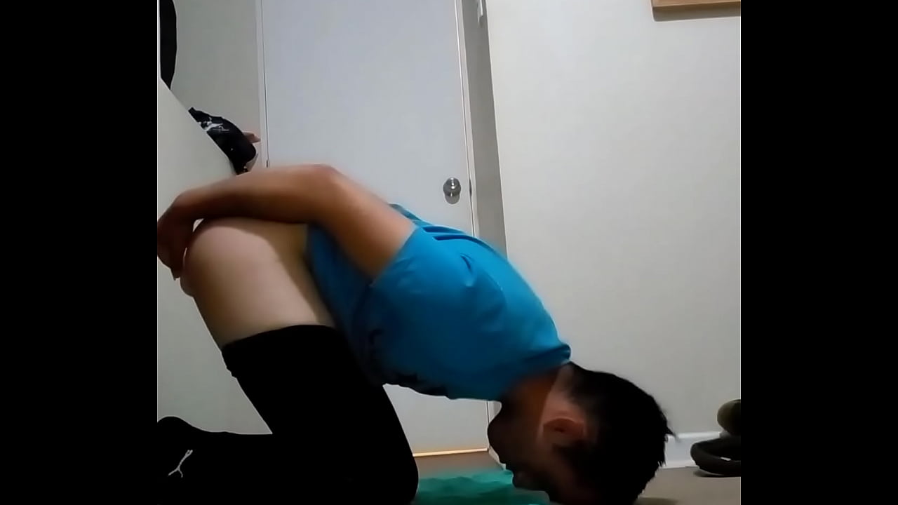 JUGANDO CON MI CULITO CON UN DILDO