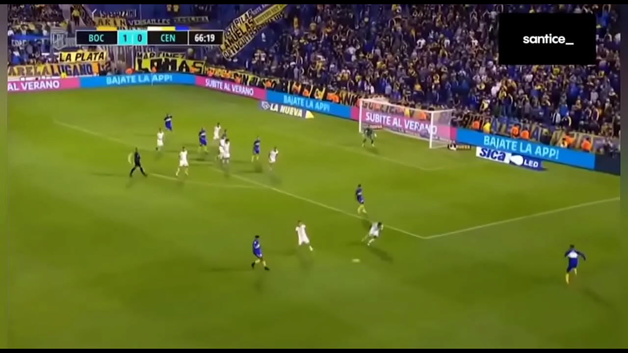 Aaron Molinas pis&aacute;ndola y encarando