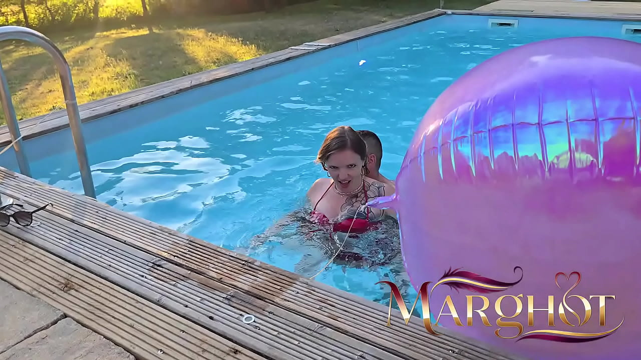 Mon Mec Cocu Filme un Fan Me D&eacute;foncer sur la Terrasse de la Piscine