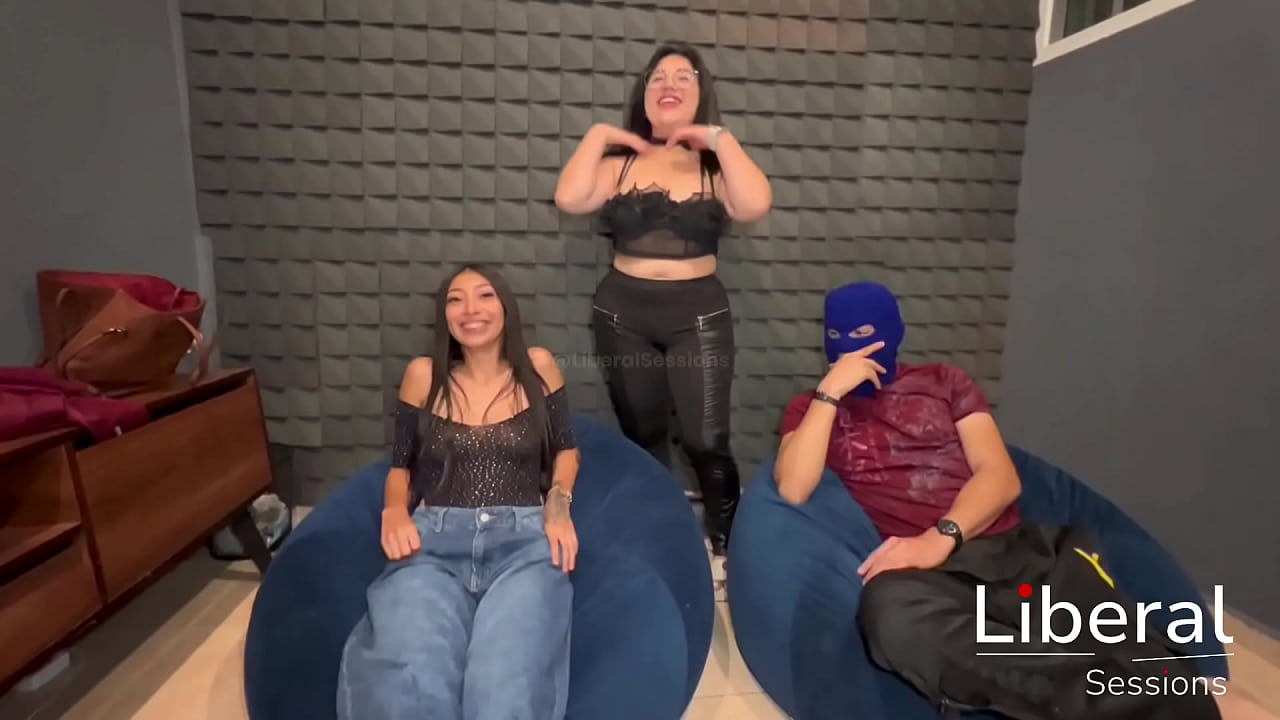 Chica Petite de 19 a&ntilde;os es cogida por un chico de verga enorme