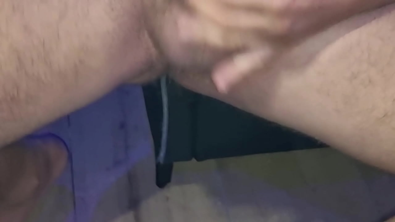 ALEXANDER TROVA IL TELEFONO DELLA SORELLASTRA CHE LO RIPRENDE MENTRE SI SEGA CON UN CAZZO DURO E GROSSO | GLI FA UN VIDEO E SBORRA NEL BICCHIERE - BEVI TUTTO SORELLINA