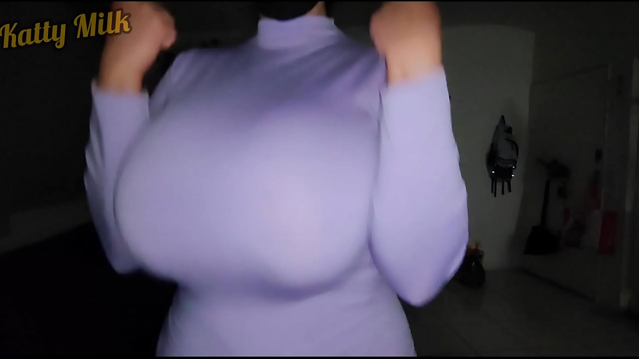 Jugando con mis Tetas Enormes antes de que me cojan