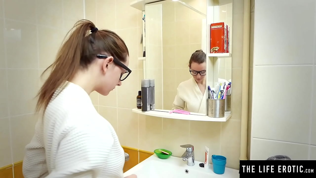 Watch this cute girl masturbate while shaving her hairy pussy