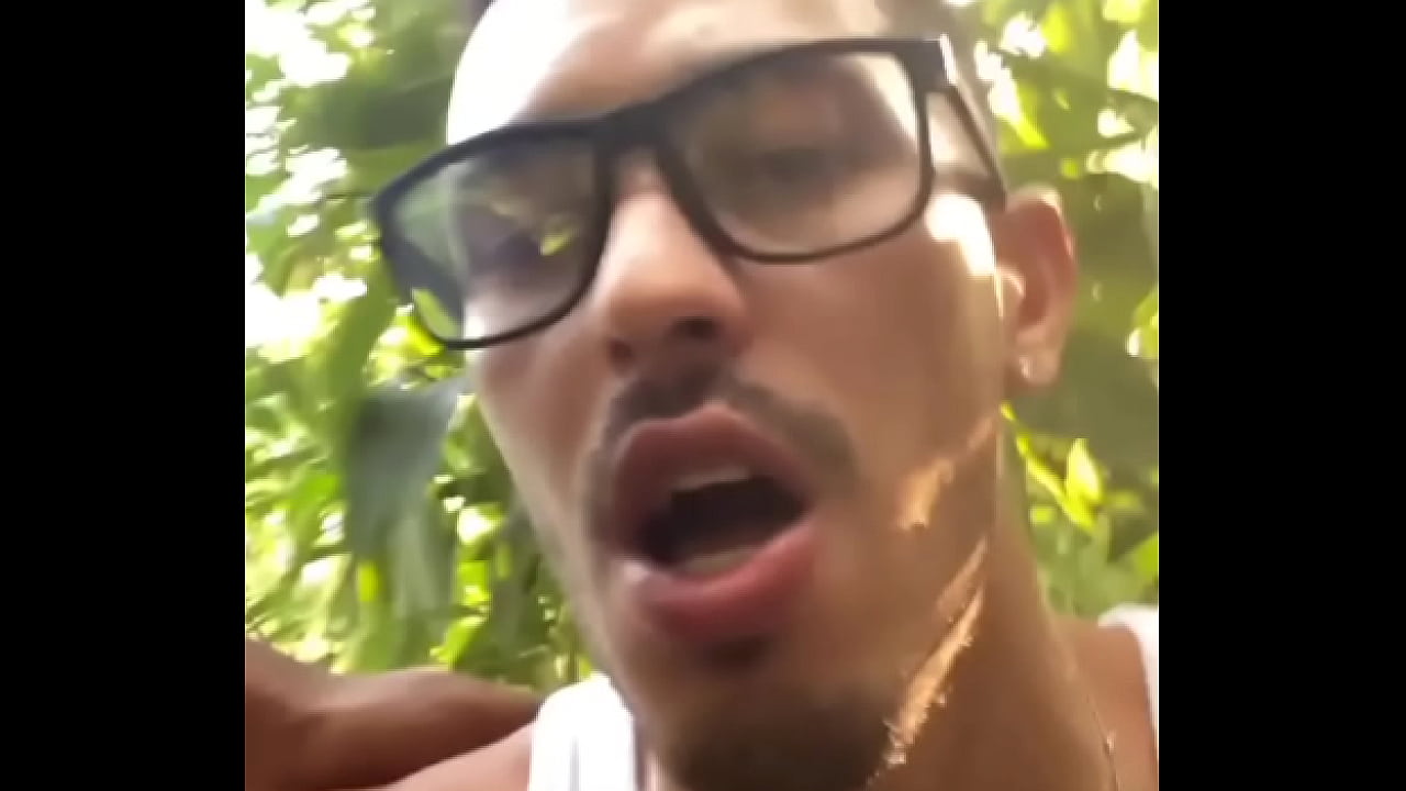 Saindo do servi&ccedil;o o cara ficou olhando muito, chamei pro canto e coloquei de quatro meti gostoso