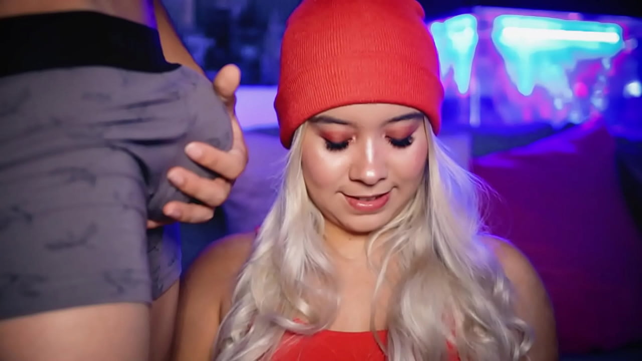 Colombian webcamer seduces her partner's cock to the delight of her fans who want to see her sucking cock