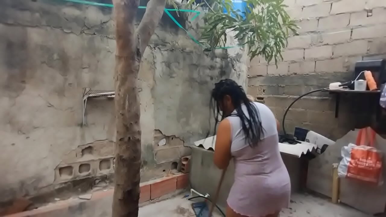 Veo a mi vecina que tiene un gran culo mientras su marido no est&aacute; en casa. Espero que no se d&eacute; cuenta de que estoy mirando a su esposa.