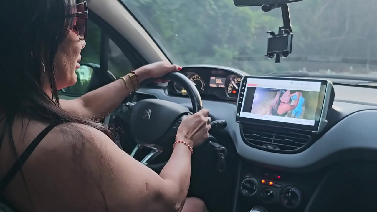 Dirigindo assistindo filme porno