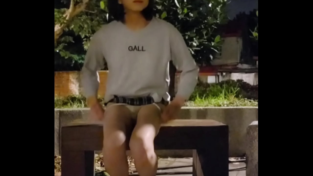 伪娘婷萱野外放尿，公园脱内裤手冲