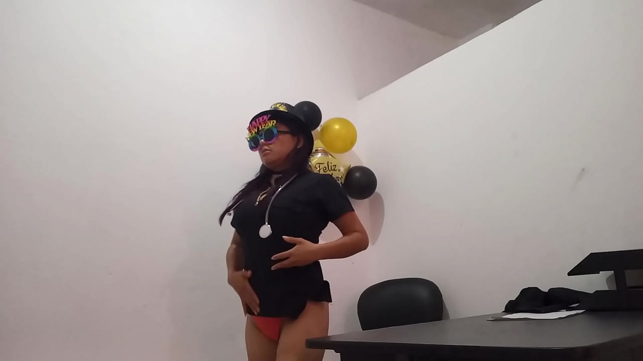 I'M BORED IN THE OFFICE AND I PUT IN A BUT PLUG TO GET AROUS AT WORK. I'M A SLUT IN MY OFFICE