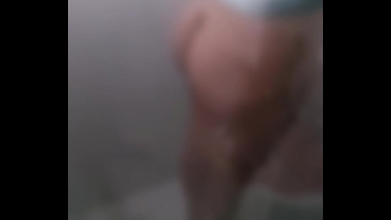 Esposa lavando o rabo no banho.