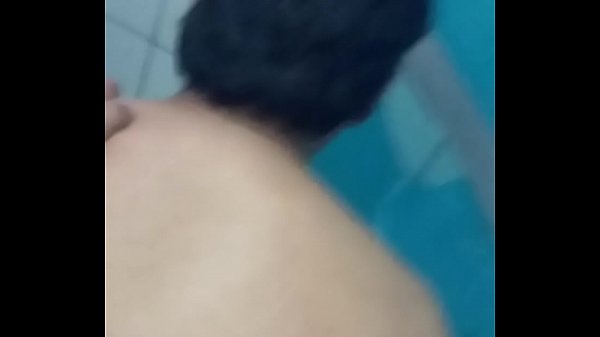 Tirando rico en ducha de ba&ntilde;o publico en puente piedra - Lima, Peru