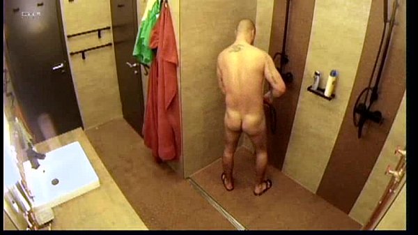 VV5 Gerg&otilde; in the Shower