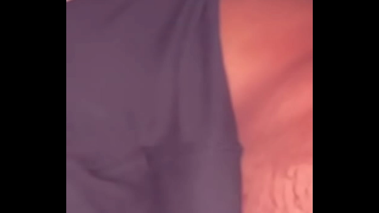 Me follo a mi vecino bajo las sabanas despues de una rica noche de peliculas