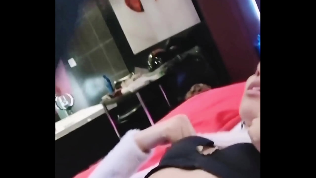 Lamo la vagina apretada de mi hermanastra por primera vez y follamos duro