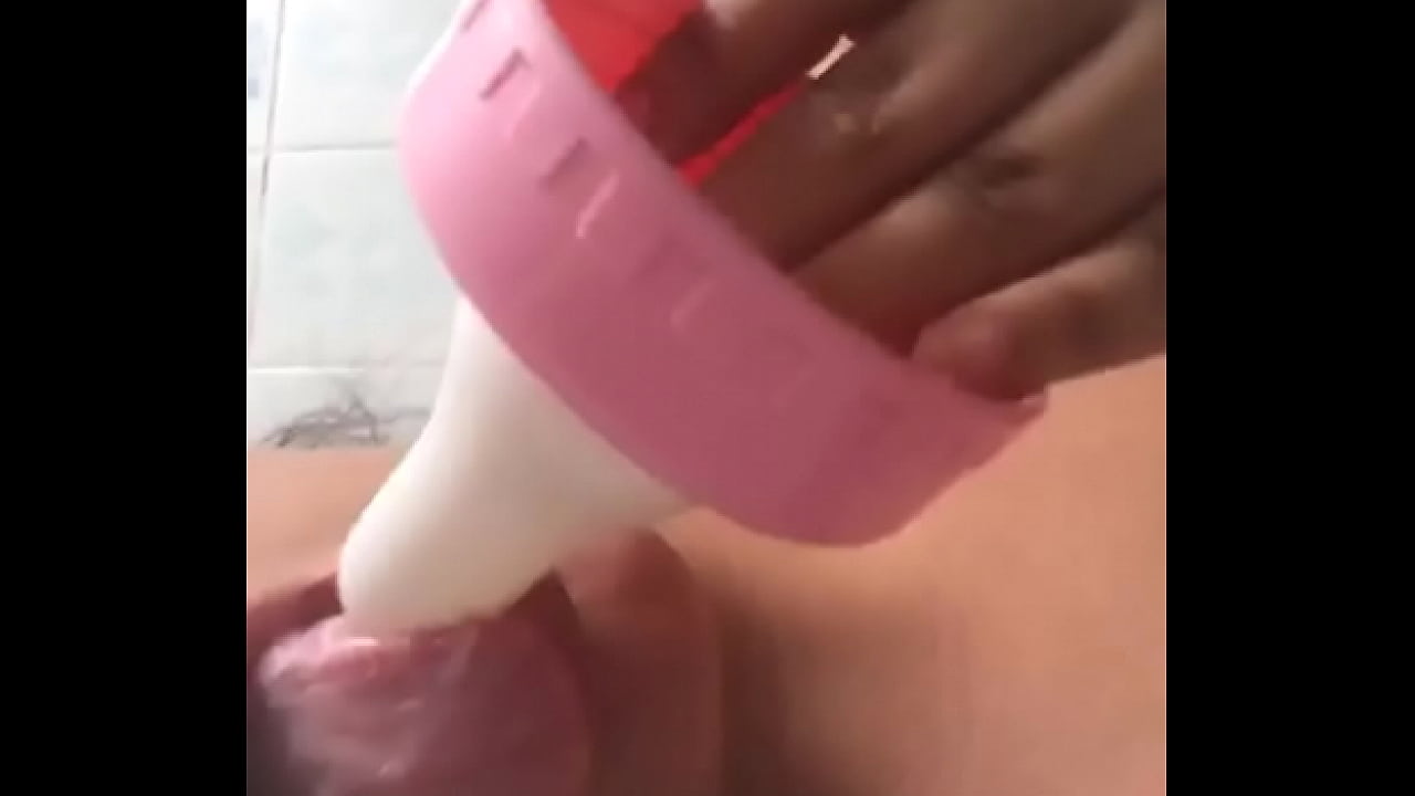 Se masturba con un chupon