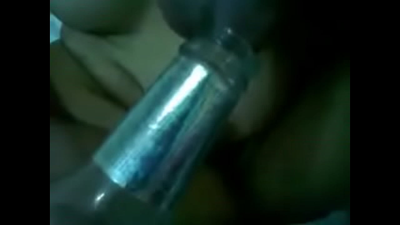 Putita guanaca meti&eacute;ndote botella de smirnoff ice