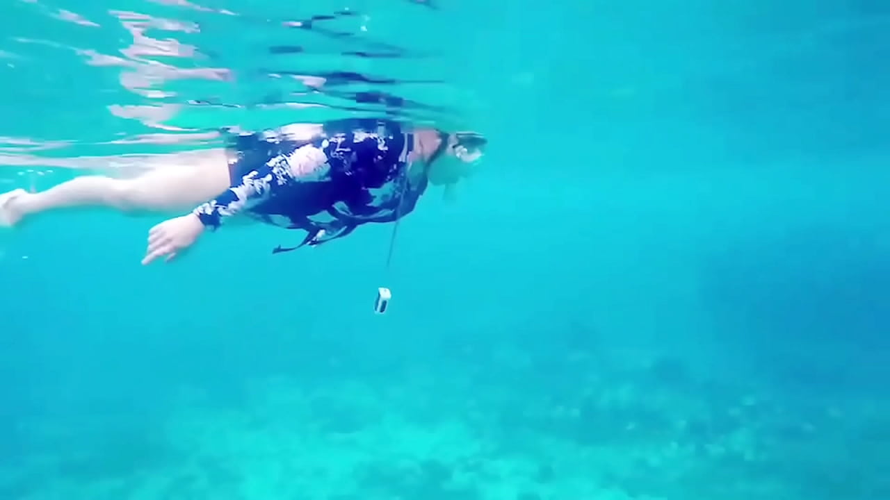 海のサーフィンボードでヨガ