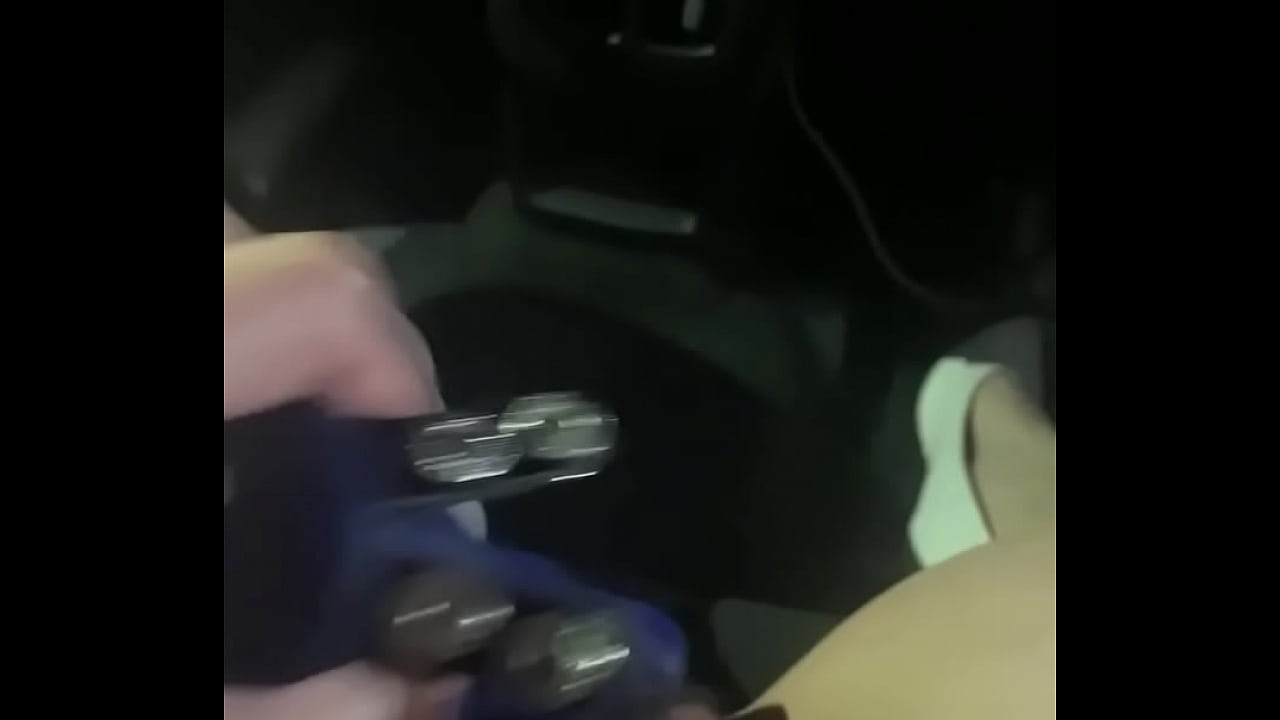 Esposa piranha deixa motorista enfiar o dedo na xota e fica enviando brinquedo na buceta at&eacute; gozar na viagem. Parte 1