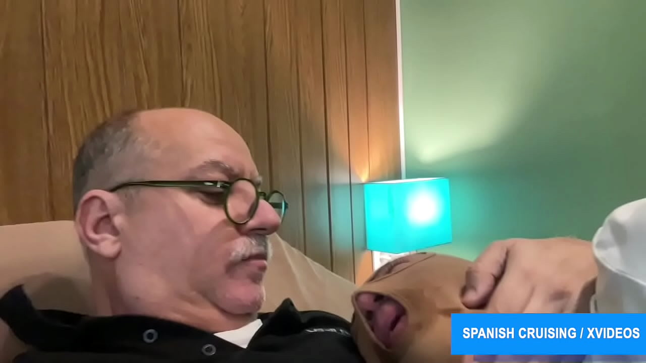 Papi Chris se coge a pelo a hombres casados