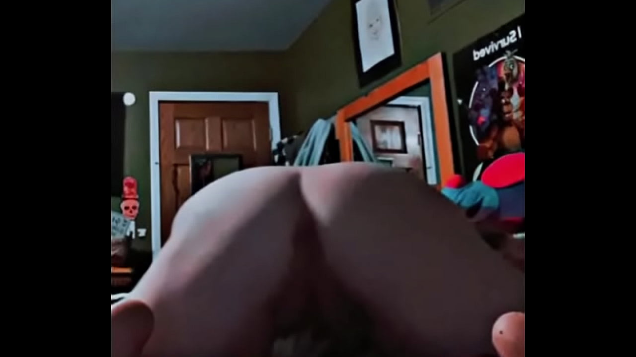 goth girl twerks in slow mo