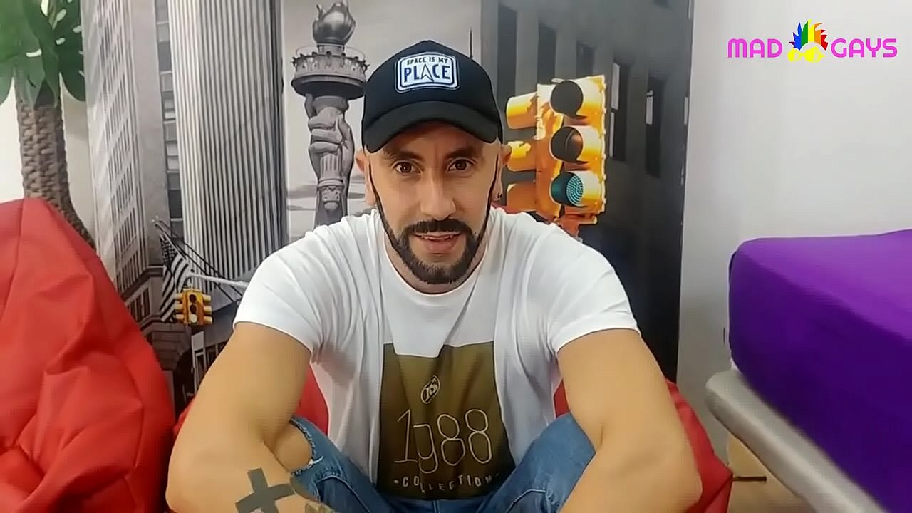 Fede se pajea con su enorme pollon repleto de leche