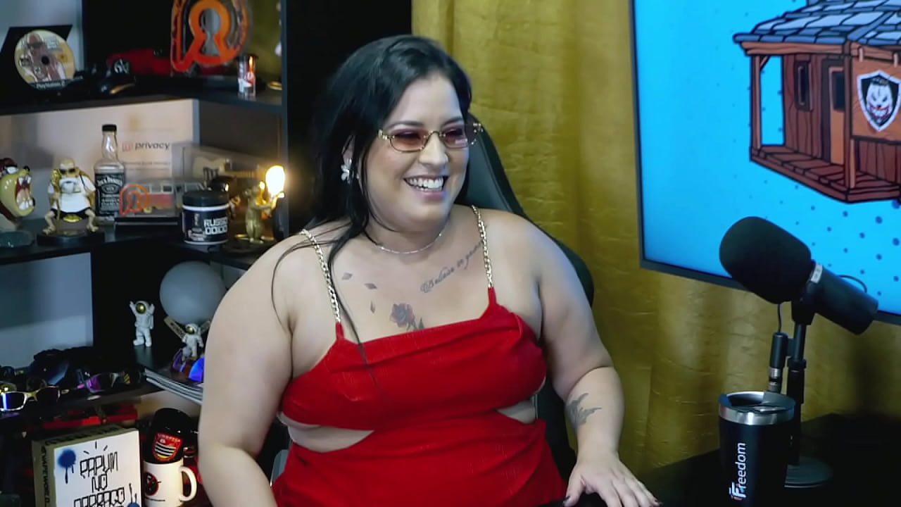 Ruan Atacou a Pri Melancia de Jeito, prendeu os bra&ccedil;os dela com a algema e encheu ela de beijos, ainda pegou na buceta dela - Podcast P&aacute;pum no Barraco!