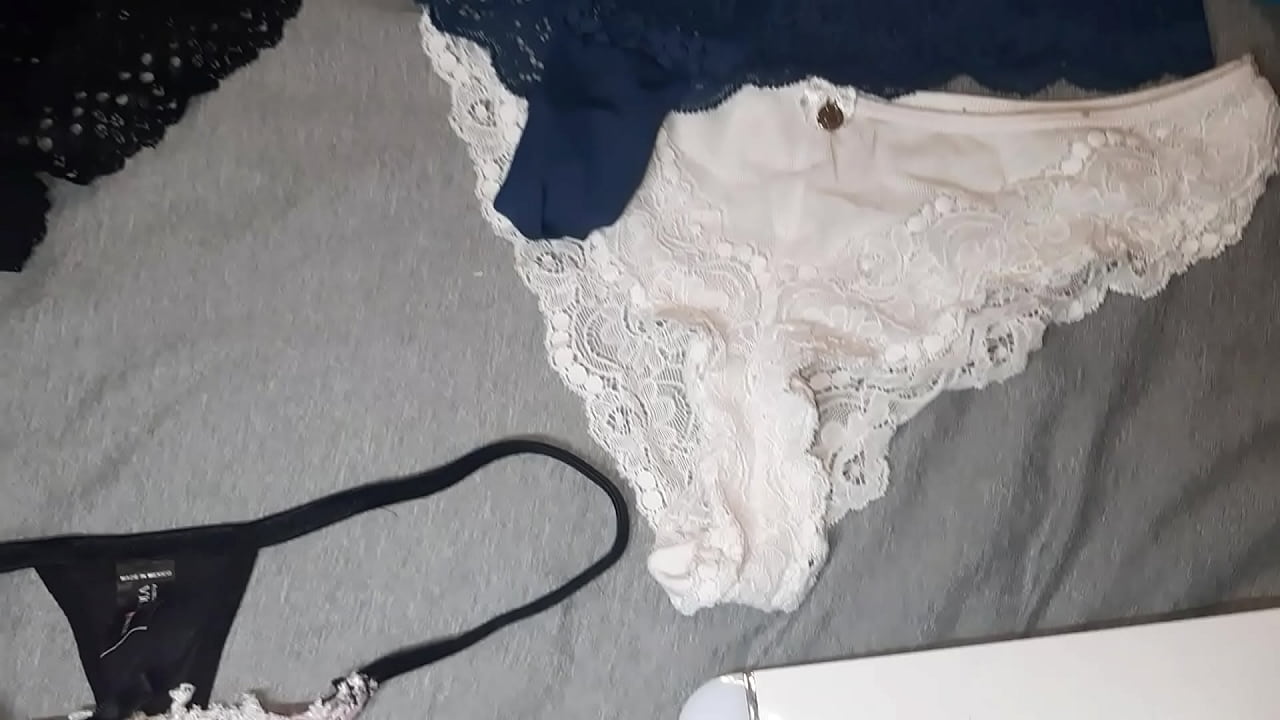 Mi amiga me prest&oacute; su tanga favorita y todos sus calzones para masturbarme hasta venirme